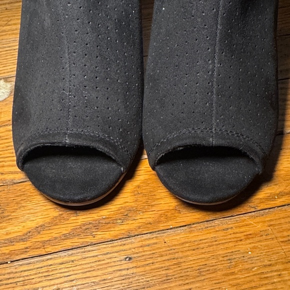 Old Navy Black Suede Peep Toe Ankle Booties Side Zip Chunky Heel Size 8 - Picture 4 of 8